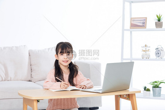 小女孩使用电脑线上学习听课图片