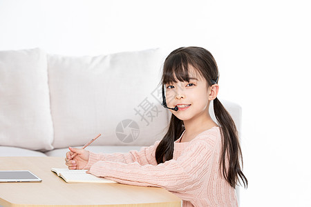 小女孩微笑用平板电脑上网课的女孩背景
