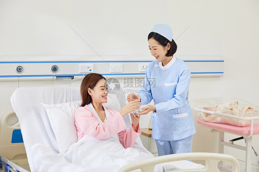 高档月子中心护工细心照顾产妇