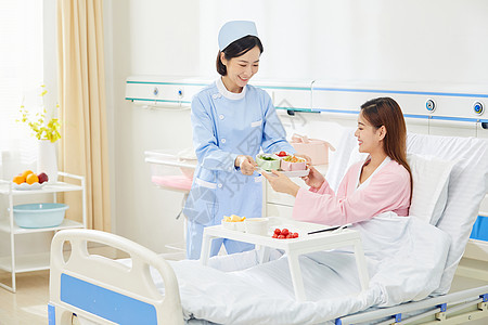 高档月子中心护工给产妇准备月子餐图片