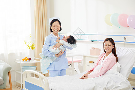 高档月子中心护工照顾婴儿和宝妈高清图片