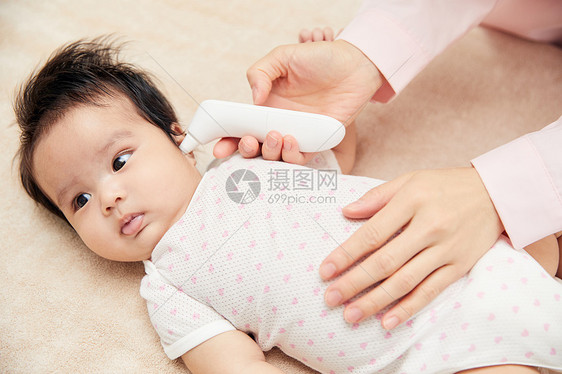 护士给婴儿宝宝测耳温体温图片