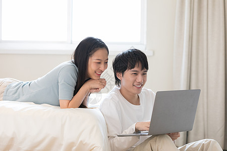 玩电脑游戏的人青年情侣居家生活玩电脑游戏背景