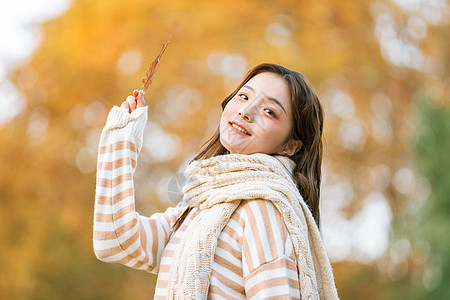 枫叶人物秋季可爱女孩手拿枫叶的背景