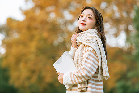 秋季清新美女户外阅读图片