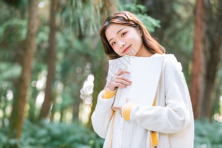 年轻女孩森系美女公园阅读学习背景