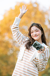 清新可爱美女拿相机拍照图片