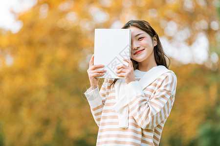 手捧书本的清新文艺秋季美女图片