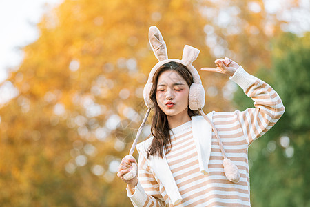 头戴兔耳朵秋季甜美女孩图片