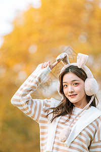女孩和兔头戴兔耳朵秋季甜美女孩写真背景