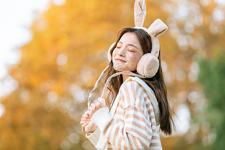 头戴兔耳朵秋季甜美女孩写真图片