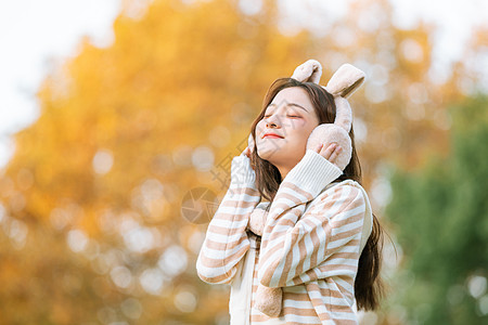 头戴兔耳朵秋季甜美女孩写真图片