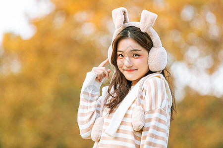 女孩和兔头戴兔耳朵秋季甜美女孩写真背景