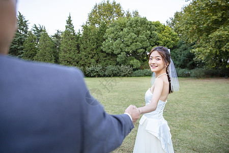 户外婚礼年轻情侣牵手婚纱写真照背景