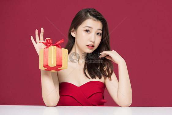 时尚美女拿圣诞礼物盒图片