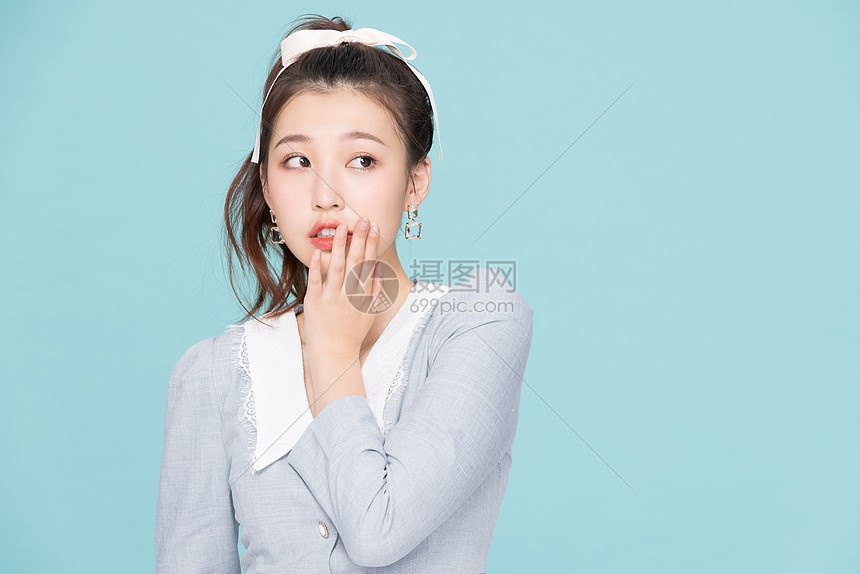 韩系可爱少女思考疑惑表情图片