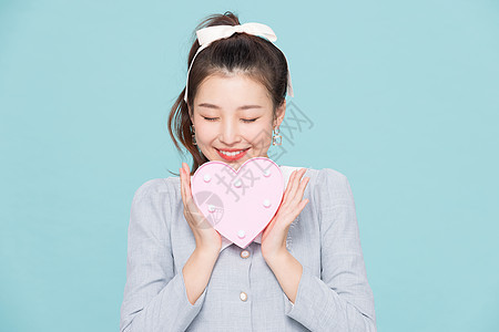 韩系可爱少女拿心性礼物盒图片