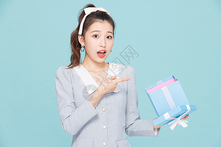 活力少女韩系可爱少女惊喜收到礼物盒背景