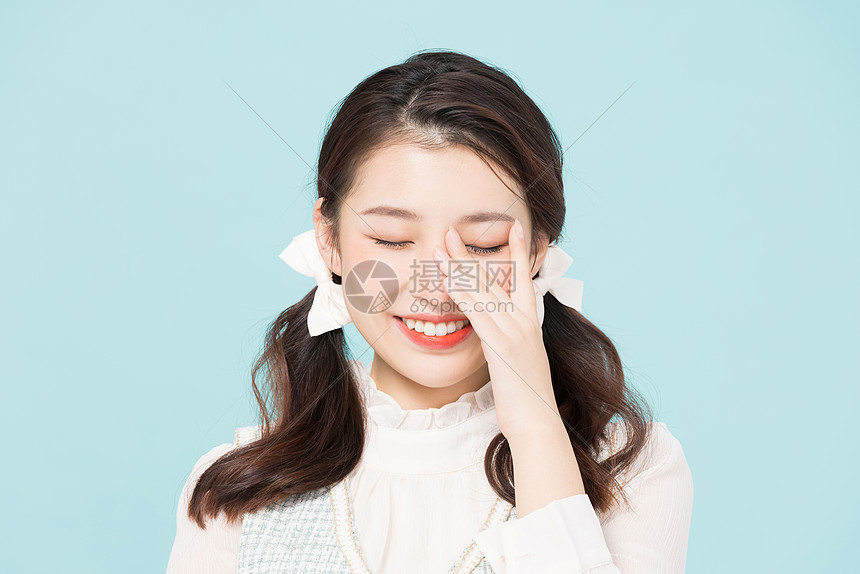 韩系双马尾青春少女闭眼微笑图片