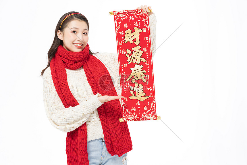 冬季可爱少女拿春联迎新年图片