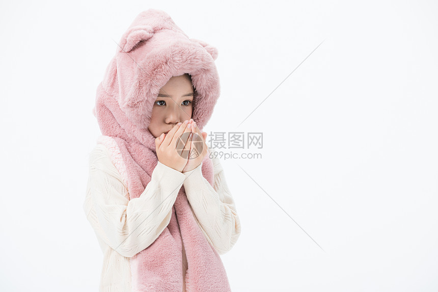 戴着围巾的女孩在手上哈气