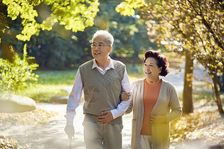老年夫妇公园散步图片