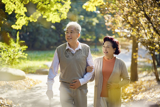 老年夫妇公园散步图片