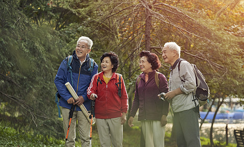 老人散步老年人户外旅游背景