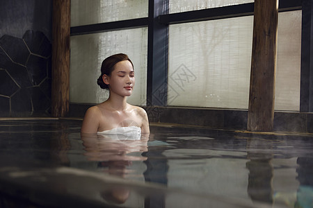 养生会所年轻美女泡温泉背景