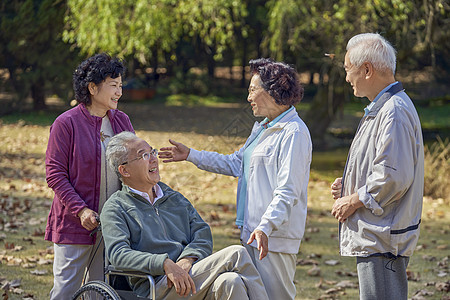 老年人公园散步聊天高清图片