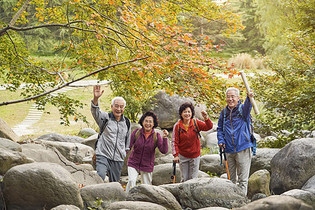 老年人户外登山图片