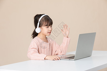 认真听讲小女孩对着电脑屏幕打招呼背景