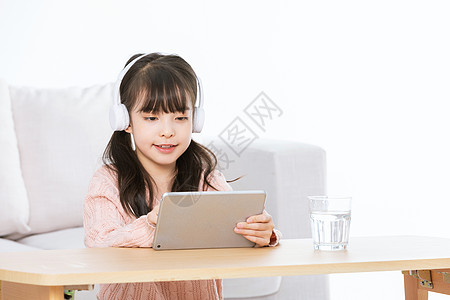 认真听讲小女孩使用平板电脑背景