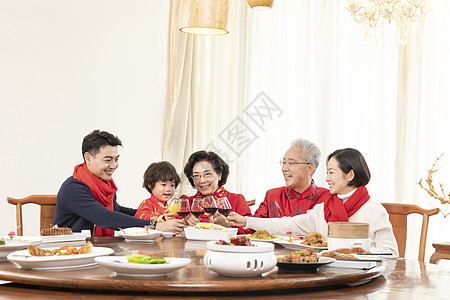 一家五口碰杯庆祝春节高清图片