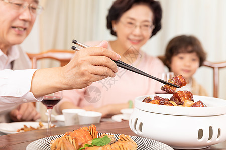 新春家庭年夜饭夹菜特写高清图片