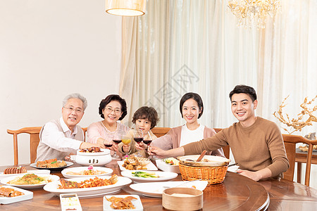 家庭团聚幸福一家人聚餐干杯图片