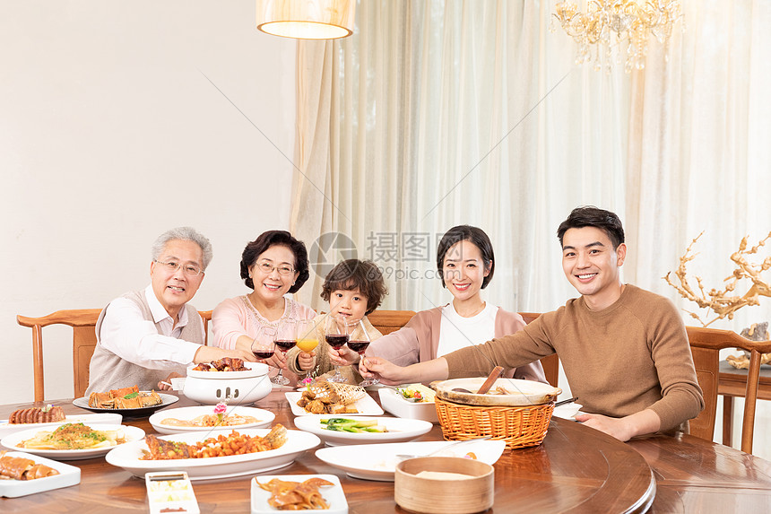 家庭团聚幸福一家人聚餐干杯图片