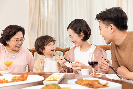 幸福家庭吃团圆饭高清图片