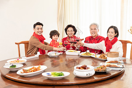 除夕夜团圆吃年夜饭的一家人干杯庆祝图片