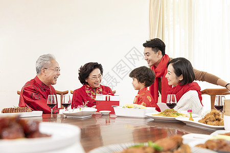 春节晚辈给长辈送礼物图片