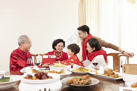 春节晚辈给长辈送礼物图片