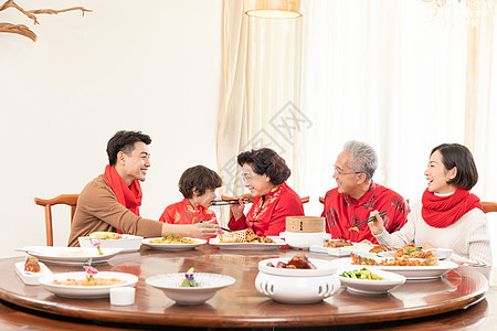 新春年夜饭奶奶夹菜喂小男孩图片