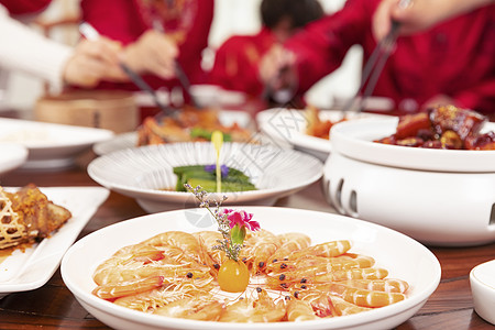 家庭吃饭新春家庭年夜饭夹菜特写背景