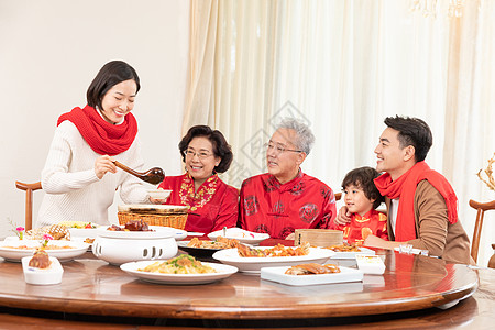 新春年夜饭团圆饭妈妈为长辈盛汤图片