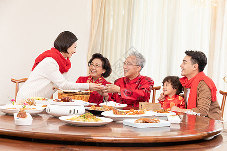 幸福家庭新年团聚团圆饭妈妈为长辈盛汤背景