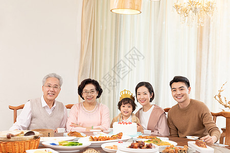 一家人欢乐地为小男孩庆祝生日图片