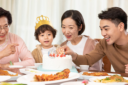 一家人欢乐地为小男孩庆祝生日图片