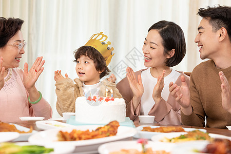 儿童生日一家人欢乐地为小男孩庆祝生日背景