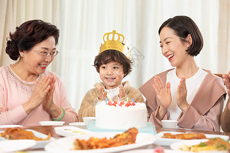 一家人欢乐地为小男孩庆祝生日图片