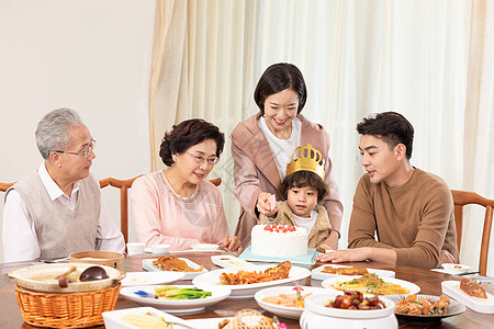 一家人欢乐地为小男孩庆祝生日图片